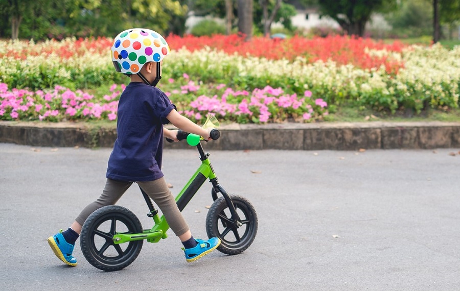 teaching 4 year old to ride bike